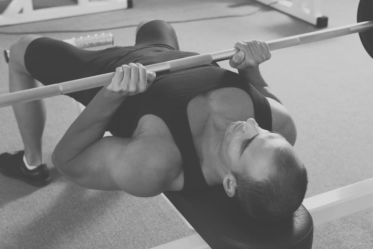 Le close grip bench press version posturo