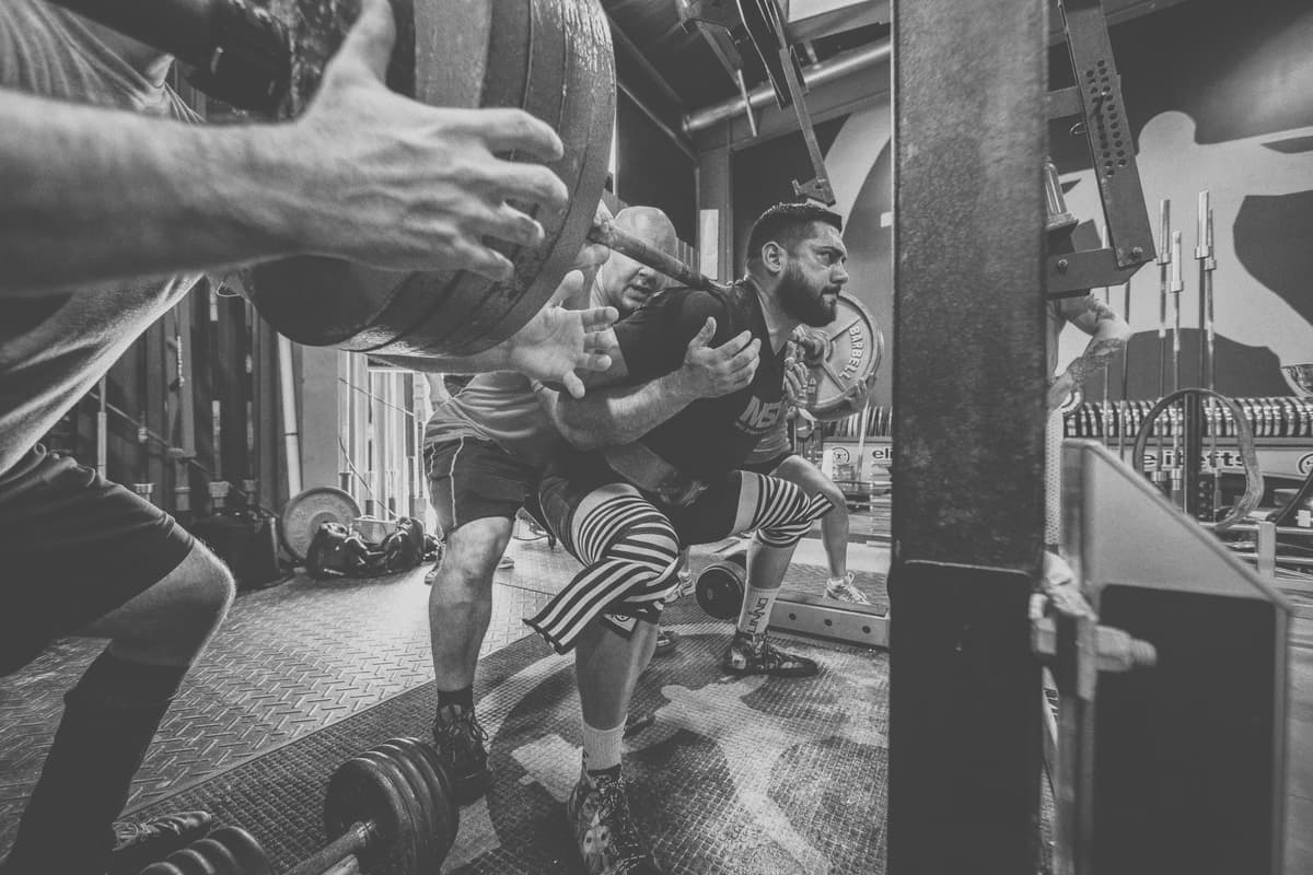 Différence entre low bar et high bar squat