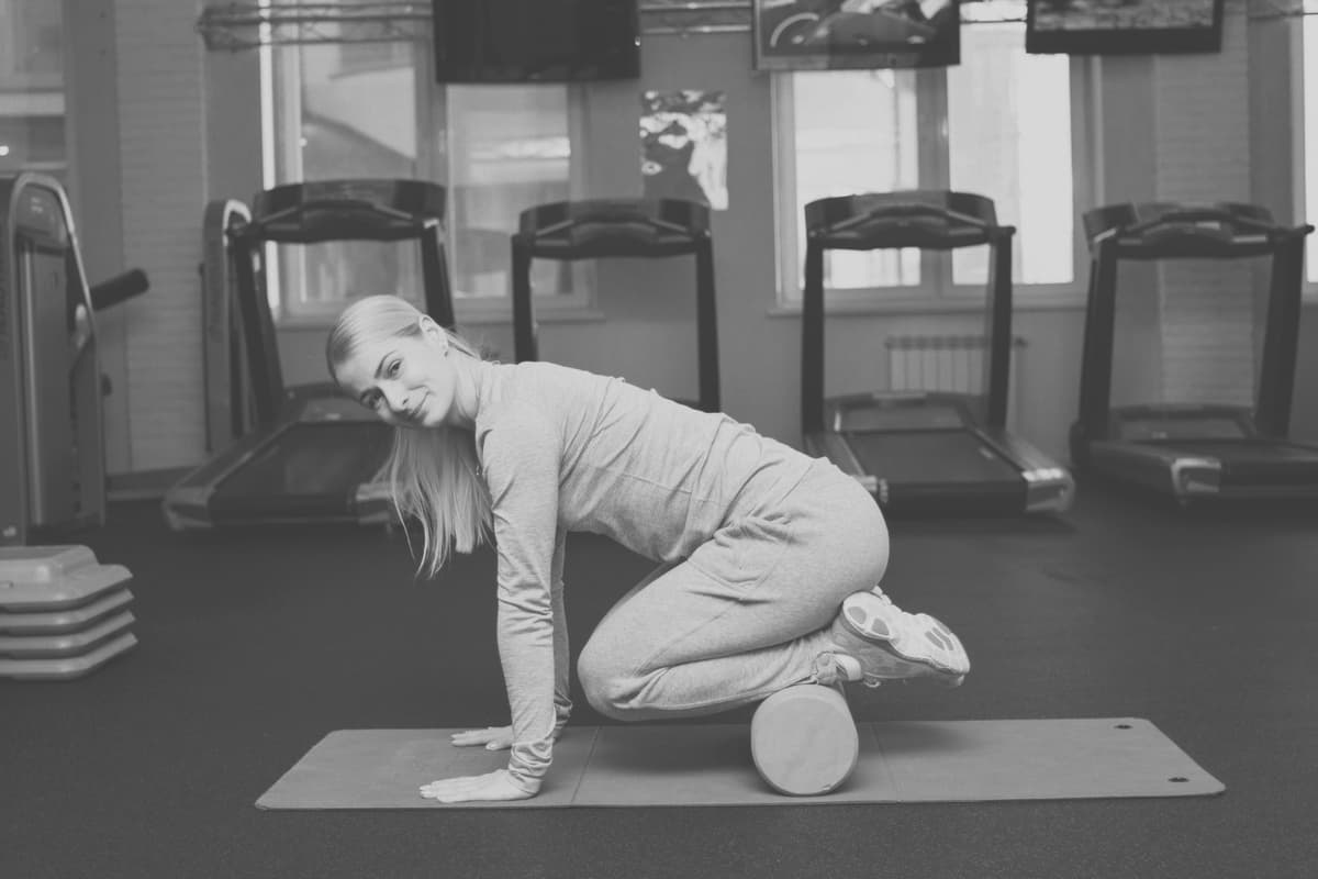 Squat en position quadrupède sur rouleau