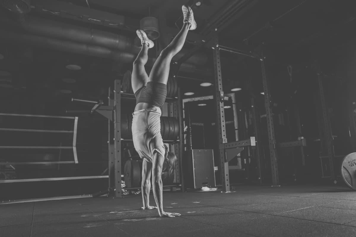 Le hand stand walk